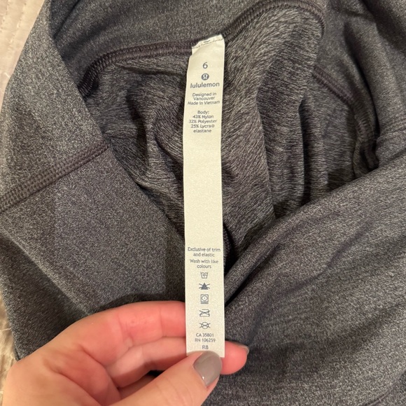 Women’s Lululemon Wunder Under Crop High Rise size 6 - Picture 4 of 6